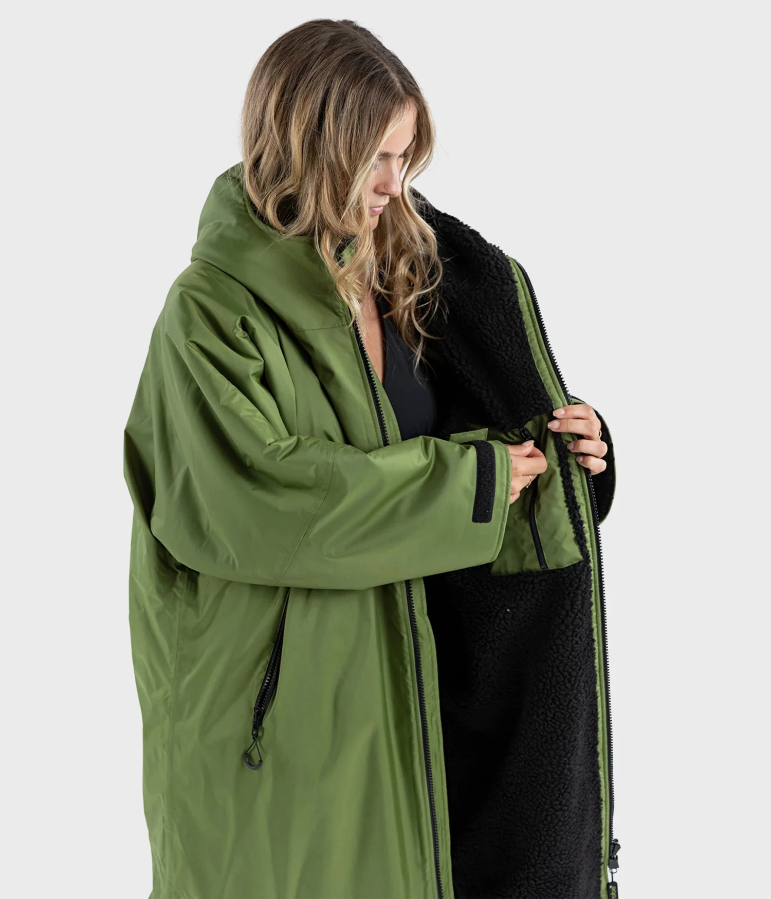 Dryrobe Advance Long Sleeve FOREST GREEN BLACK - RECYCLED 3 Dryrobe Advance Long Sleeve FOREST GREEN BLACK - RECYCLED - Image 3