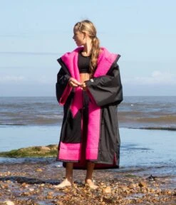 Dryrobe Advance Kids Short Sleeve BLACK PINK -Outdoor Products Sales SS Black Pink 5 2024x2024 8218aba9 5fee 4c65 a7ea 903a772c4d41