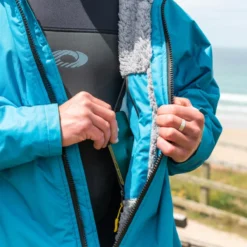 Osprey Unisex Changing Robe Teal 13 Osprey Unisex Changing Robe Teal -Outdoor Products Sales su4052 56 changing robe lifestyle 2